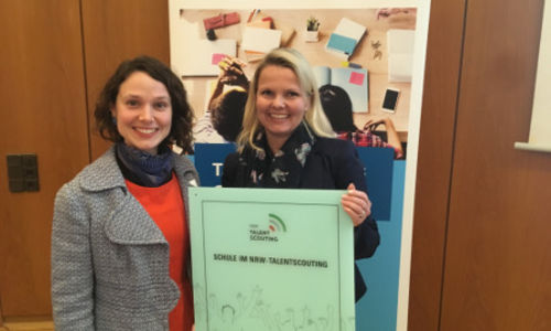 Frau Menz und Frau Seidensticker mit der Plakette