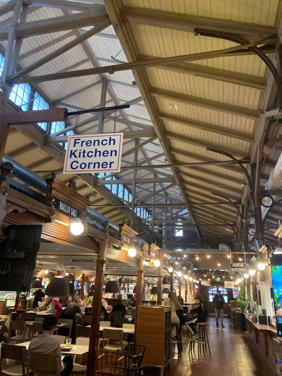 Die Kauppahalli (die Markthalle) voller Essensstände