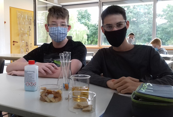Der Differenzierungskurs "Essperimente" der 8. Klassen bereitet sich auf die Herstellung gebrannter Mandeln vor.