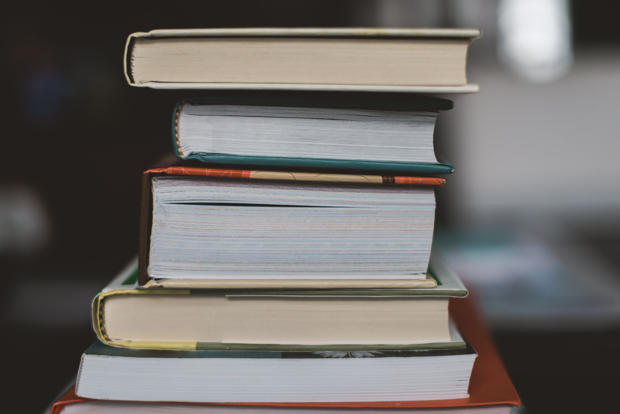 Buchtipps ein Stapel Bücher - Bild von Claudia Wolff via unsplash.com