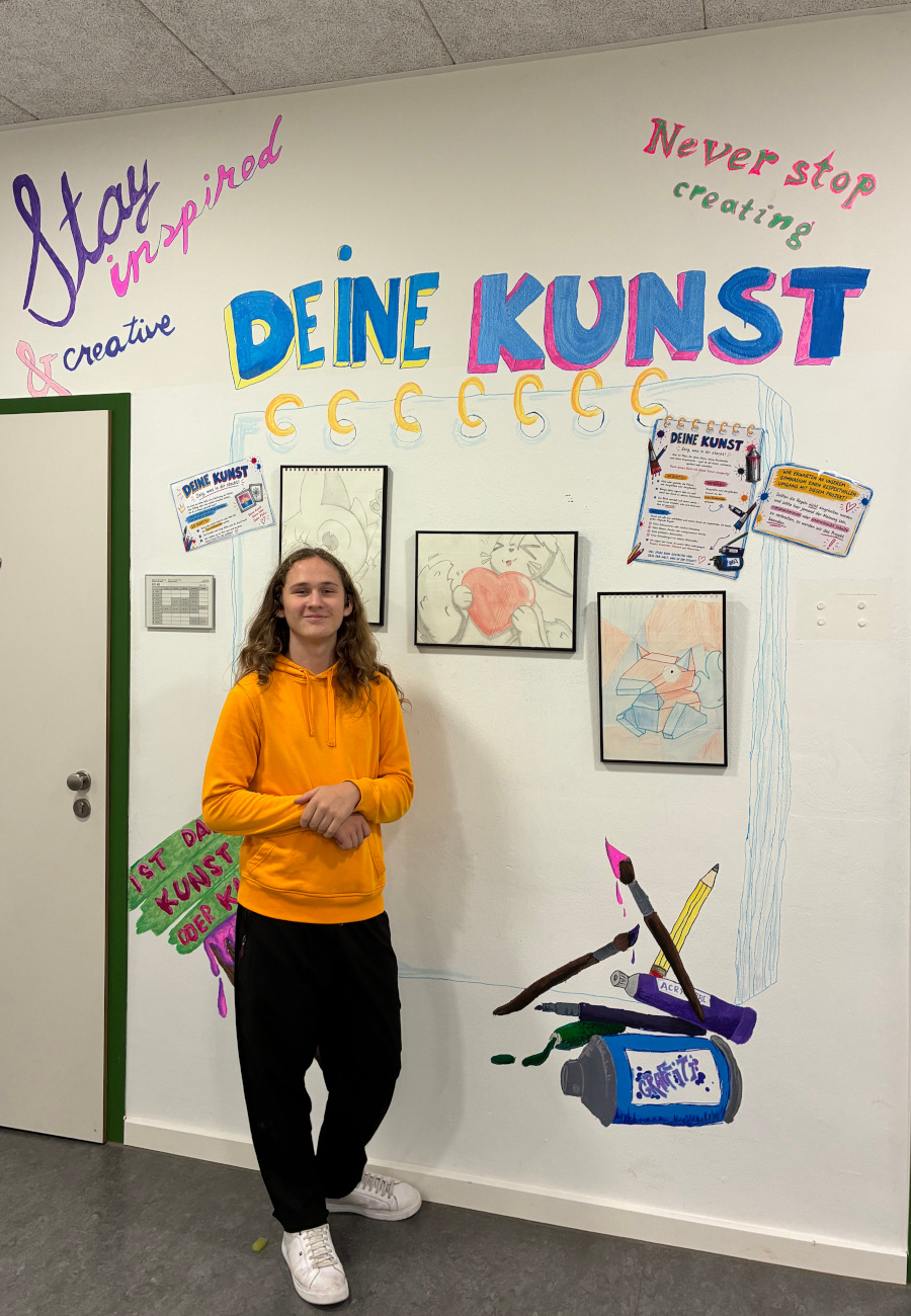 Richard Weber (10c) präsentiert seine Bilder im Kunstflur