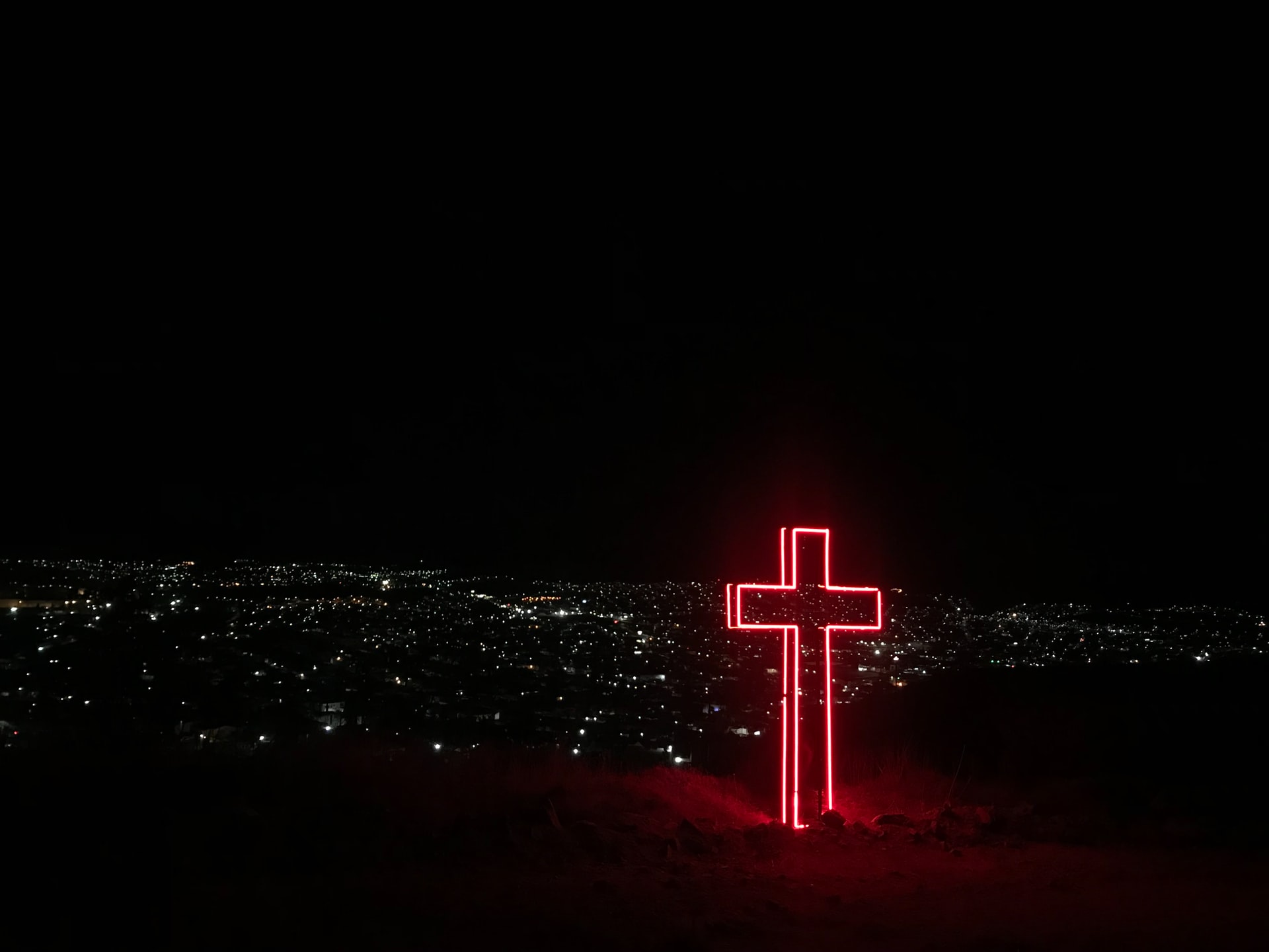 Religion leuchtendes Kreuz in der Nacht - Foto von Diana Vargas (unsplash.com)