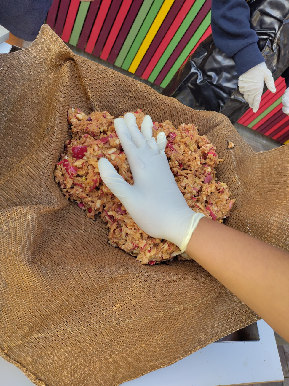 Die Apfelpampe wird auf der Presse verteilt