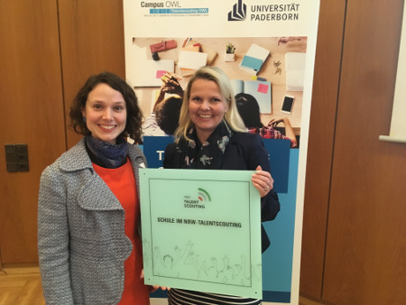 Frau Menz und Frau Seidensticker mit der Plakette